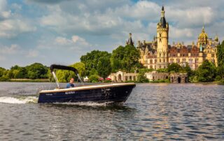Boot fahren beim Schloss in Schwerin