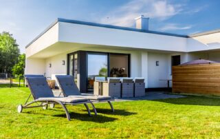 Der Garten an der Ferienwohnung im Sonnenschein