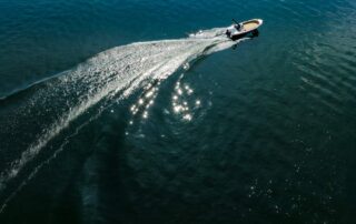 Kurve mit dem Cahrterboot auf dem Schweriner See im Urlaub