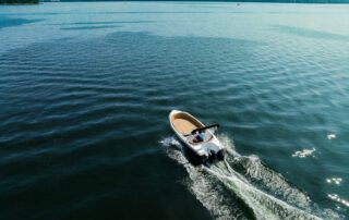 Luftbild eines Bootes auf dem Schweriner See
