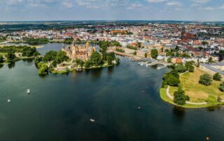 Luftbild des Schweriner Sees mit Schloss im Urlaub
