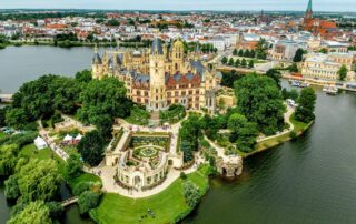 Luftbild des Schweriner Schloss vom Wasser im Urlaub