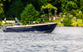 Speedboot auf dem Schweriner See im Urlaub