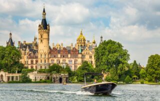 Boot auf dem Schweriner See mit dem Schloss im Hintergrund